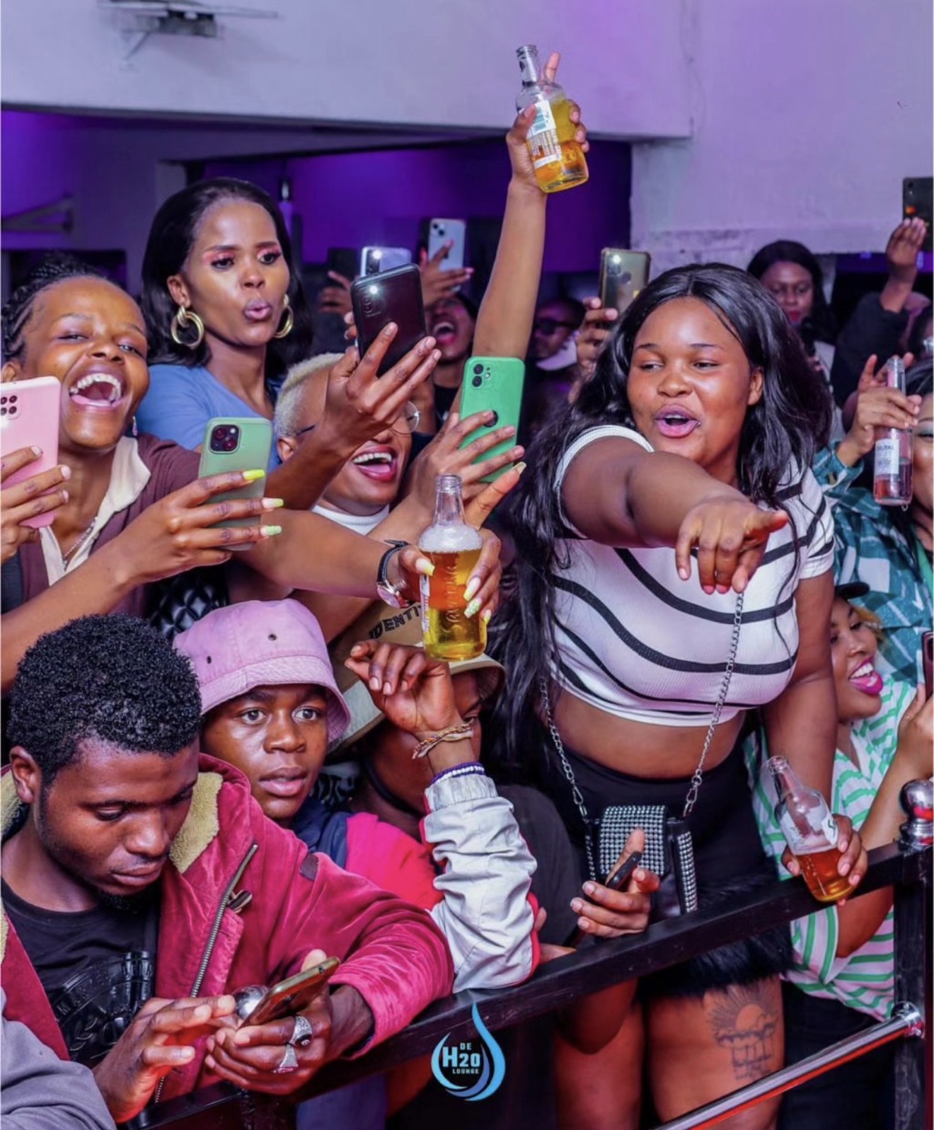 Packed crowd vibing at De H₂O Lounge