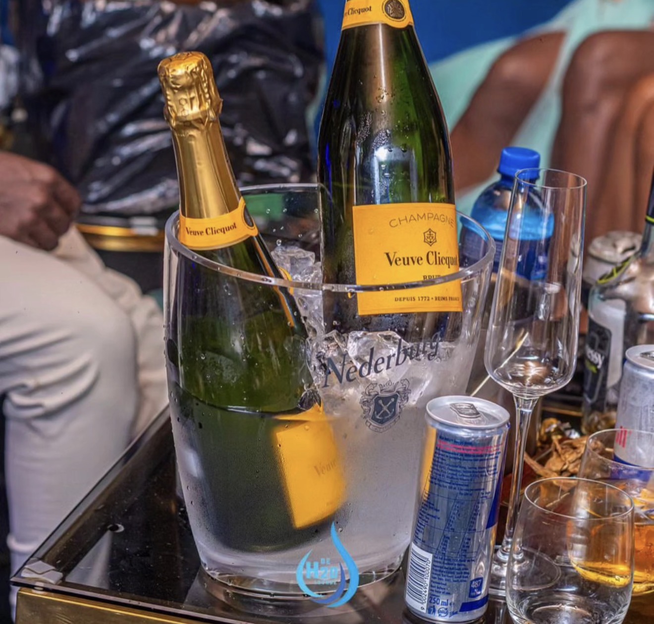 Premium champagne service at De H₂O Lounge bar